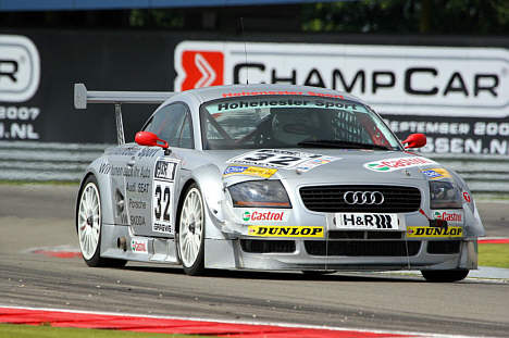 Jürgen Hohenester kommer i sin potente Audi TT.